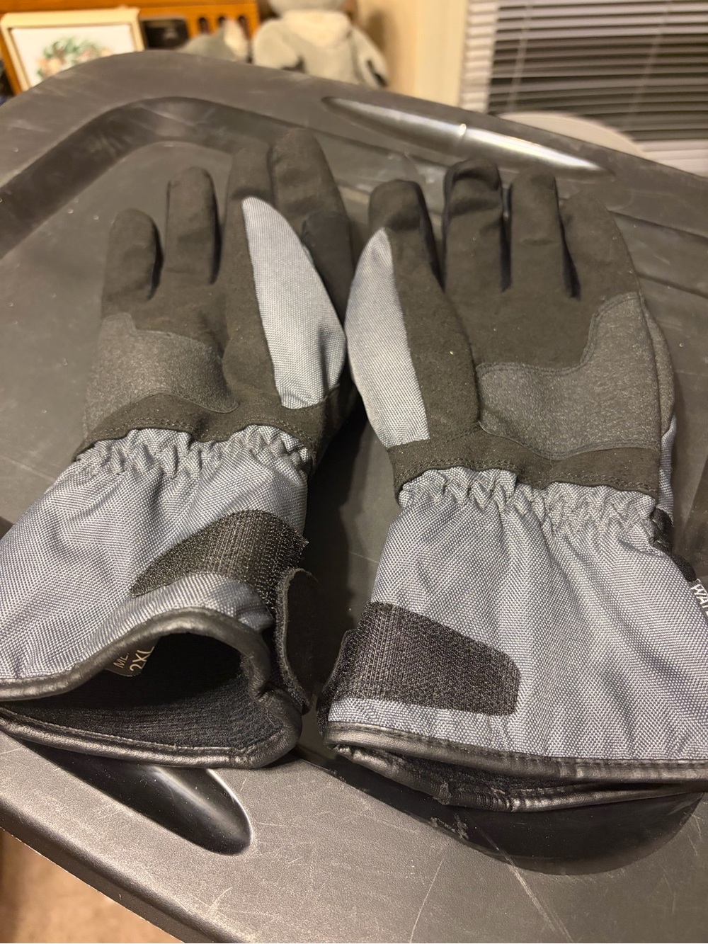 Men's Insulated Outdoor Gloves - Black & Gray